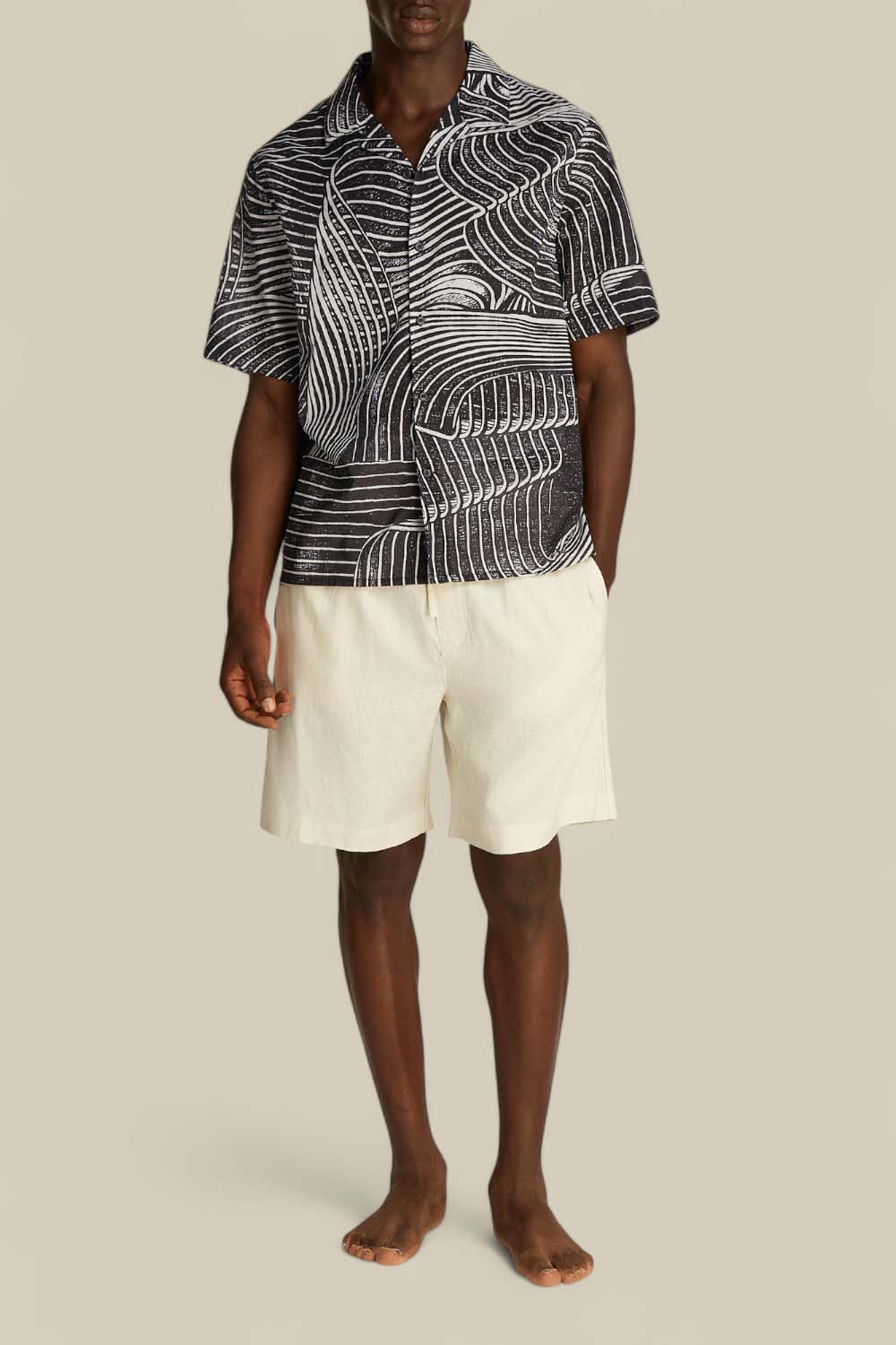 תמונת כל הלוק של חולצה מכופתרת קצרה